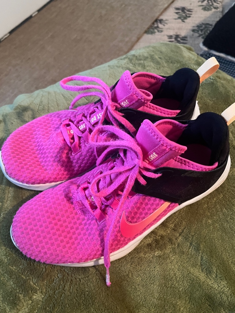Nike Pink and Black Mesh Running Shoes - Picture 2 of 4